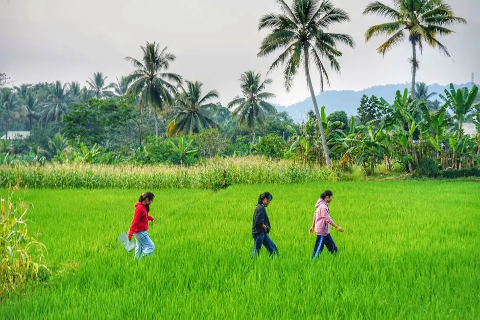 Beberapa anak muda di pinggir lapangan Pasar Kongboro berpakaian santai namun rapi.