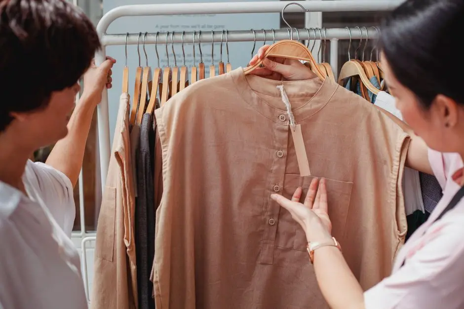 Perempuan memilih pakaian sederhana untuk tampil rapi sehari-hari